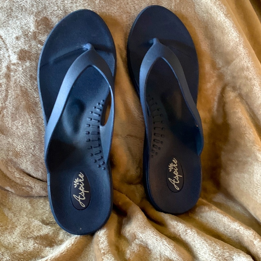 Okabashi navy blue Maui Flip Flops Sandals Sz 8-9 (m-l size)